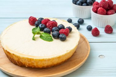 Ev yapımı cheesecake taze ahududu ve yaban mersini ile