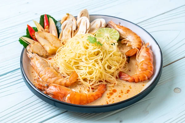 Baharatlı karides spagetti makarna (Tom Yum Goong) - İtalyan Füzyon gıda tarzı