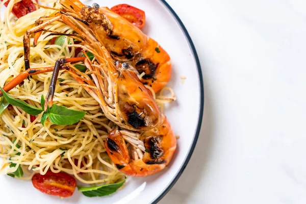 ızgara karides ve domates - İtalyan Füzyon gıda tarzı ile tavada kızartılmış spagetti