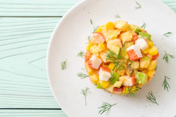 meyve salatası (elma, Mısır, papaya, ananas) - yengeç sopa ile karışık sağlıklı gıda tarzı