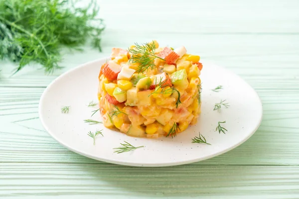 meyve salatası (elma, Mısır, papaya, ananas) - yengeç sopa ile karışık sağlıklı gıda tarzı