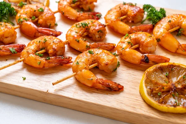 Limon - deniz ürünleri tarzı ile ızgara kaplan karides şiş