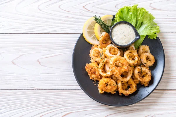 Kızarmış squids ve ahtapot (kalamar) soslu - sağlıksız gıdalar