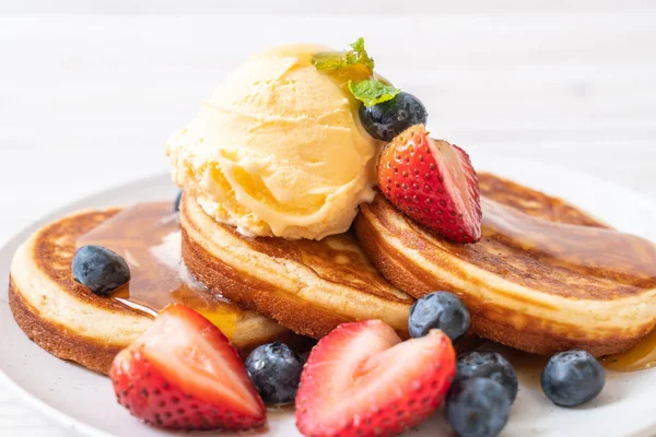 Yabanmersinli gözleme, çilek, bal ve vanilyalı dondurma.