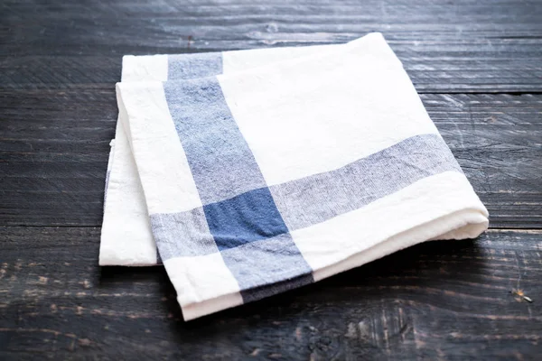 mutfak bezi (peçete) kopya alanı ile ahşap arka plan üzerinde