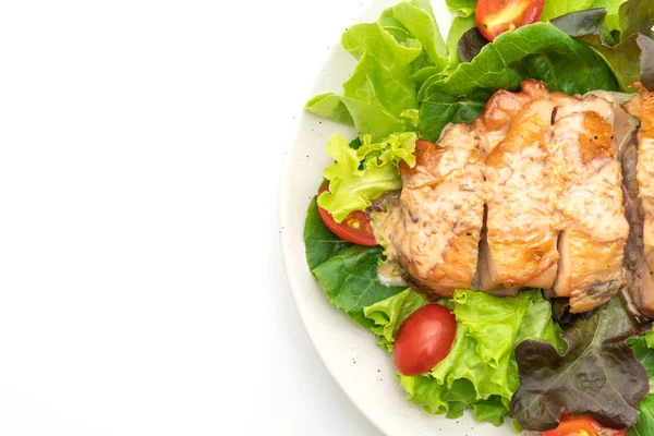 Frango Grelhado Com Salada Vegetal Isolado Fundo Branco — Fotografia de Stock