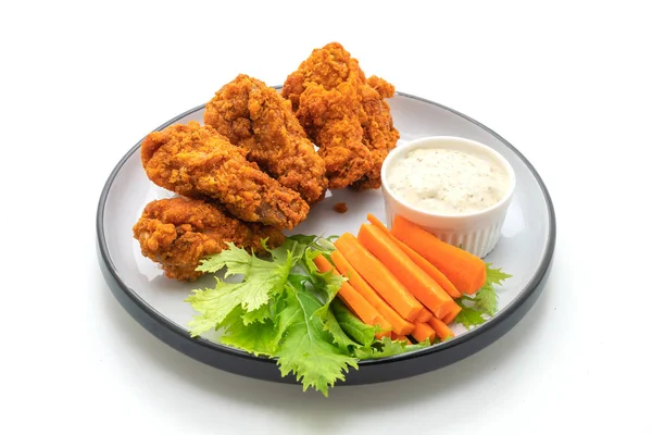 sebze izole üzerinde beyaz arka plan ile kızarmış baharatlı tavuk kanatları