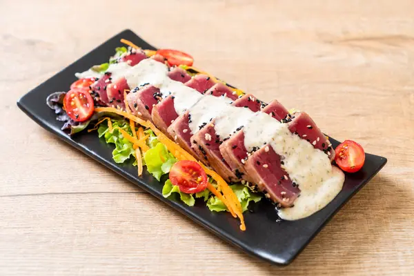 Sebze salatası ve soslu taze ton balığı. Sağlıklı yiyecek.