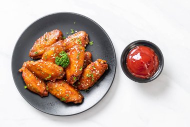 Beyaz susamlı ızgara tavuk kanadı.