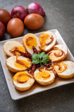 Tamarind soslu haşlanmış yumurta veya tatlı ve ekşi yumurta.