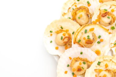 tereyağı ve beyaz arka plan üzerinde izole sarımsak ile ızgara tarak shell