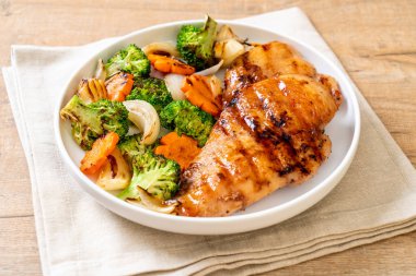 çukurunu tavuk göğsü biftek sebze (brokoli, havuç, soğan ile)