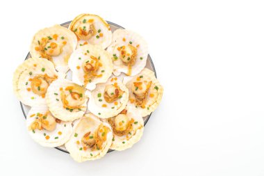 tereyağı ve beyaz arka plan üzerinde izole sarımsak ile ızgara tarak shell