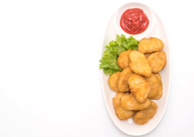 Beyaz arka plan üzerinde izole soslu tavuk nuggets