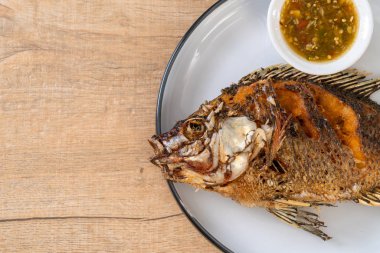 derin kızarmış balık baharatlı deniz ürünleri sos ile