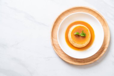 Naneli ev yapımı karamel kremalı puding.