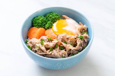 Donburi, domuz eti Pilav kasesi onsen yumurta ve sebze - Japon gıda tarzı