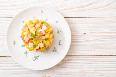 meyve salatası (elma, Mısır, papaya, ananas) - yengeç sopa ile karışık sağlıklı gıda tarzı