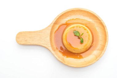 Ev yapımı karamel kremalı puding beyaz arka plan üzerinde izole
