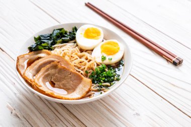 Japon usulü domuz eti ve yumurtalı Shoyu eriştesi.