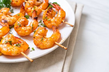 Limon - deniz ürünleri tarzı ile ızgara kaplan karides şiş