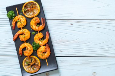 Limon - deniz ürünleri tarzı ile ızgara kaplan karides şiş