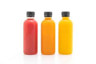 Beyaz arka plan üzerinde izole meyve ve sebze suyu şişe (sağlıklı içecek)