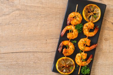Limon - deniz ürünleri tarzı ile ızgara kaplan karides şiş