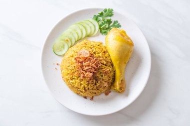 Tavuk - Müslüman gıda tarzı ile Müslüman sarı pirinç