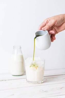 Buzlu kibrit yeşil sütlü latte.