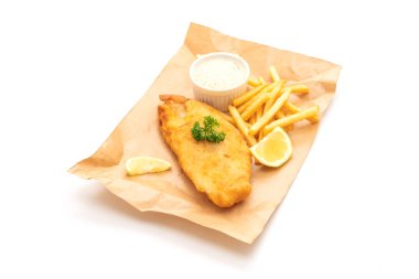 Balık ve cips beyaz arka plan üzerinde izole patates kızartması ile