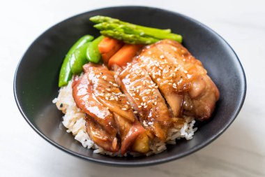 Teriyaki tavuk pilav kasesi - Asya gıda tarzı