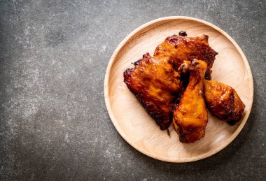 Masada ızgara ve ızgara tavuk.