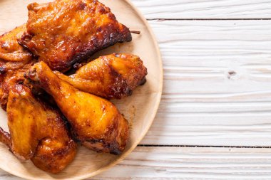 Masada ızgara ve ızgara tavuk.