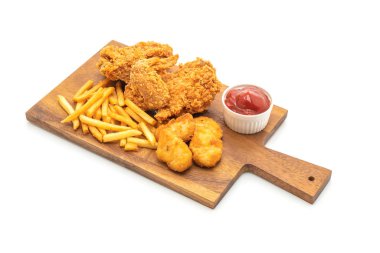 Beyaz arka plan üzerinde izole kızarmış tavuk patates kızartması ve nuggets yemek (abur cubur ve sağlıksız yiyecek)