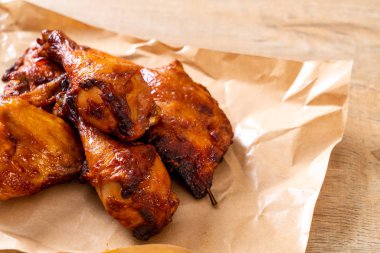 Masada ızgara ve ızgara tavuk.