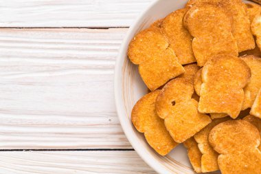 tost sarımsak ekmek plaka üzerinde