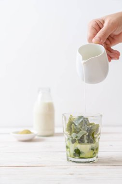 Matcha yeşil çay buzlu cam sütlü