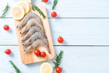 taze karides veya karides malzemelerle ahşap tahta üzerinde ham