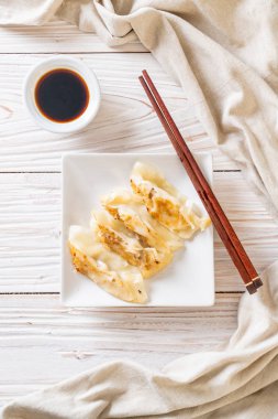 Japon gyoza 'sı ya da soya soslu hamur tatlısı.