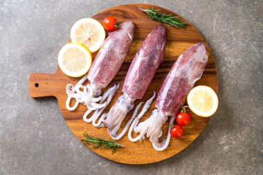 taze ahtapot veya mürekkep malzemelerle ahşap tahta üzerinde ham