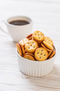 Hindistan cevizli bisküvi ve ananas reçeli.