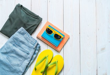 Gezgin, yaz tatili ahşap arka plan üzerinde erkek casual kıyafetler