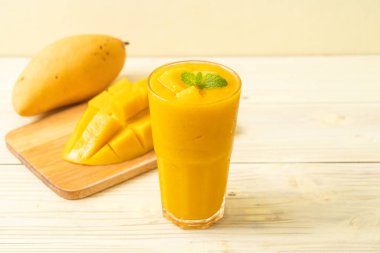 taze mango smoothies - sağlıklı yiyecek ve içecek konsepti