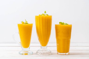 taze mango smoothies - sağlıklı yiyecek ve içecek konsepti