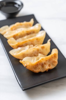 Japon gyoza 'sı ya da soya soslu hamur tatlısı.
