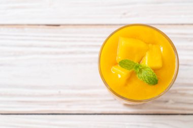taze mango smoothies - sağlıklı yiyecek ve içecek konsepti
