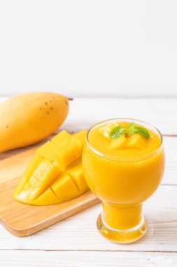 taze mango smoothies - sağlıklı yiyecek ve içecek konsepti