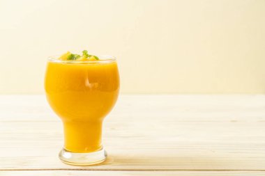 taze mango smoothies - sağlıklı yiyecek ve içecek konsepti