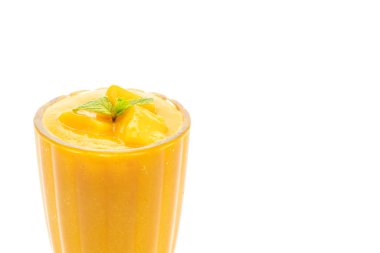Beyaz arka plan üzerinde izole taze mango smoothies